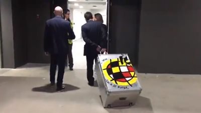 كأس إسبانيا يصل مدريد في حقيبة قبل لقاء برشلونة وإشبيلية (فيديو)