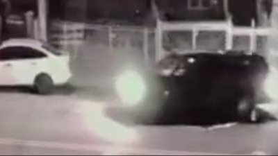 لحظة دهس سائق شاحنة امرأة حاولت عبور الطريق (فيديو)