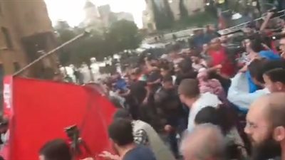 موقعة جمل في لبنان.. اعتداء على المتظاهرين بساحة رياض الصلح (فيديو)