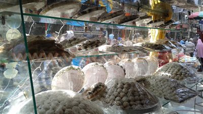 بالفيديو والصور.. إقبال على شراء كعك العيد بالدقهلية