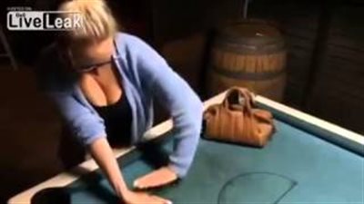 بالفيديو.. فتاة تنفذ أغرب خدعة داخل بار