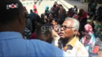 بالفيديو.. الأمن يمنع دخول أحد أولياء الأمور لمكتب التنسيق