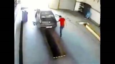 بالفيديو.. عامل يتعرض لسقطة طريفة بمغسلة سيارات