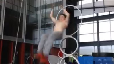 شاب يحصل على لقب «ملك الخواتم» بمهاراته المميزة (فيديو)