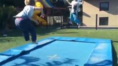 بالفيديو.. طفلان قررا تنفيذ قفزة مزدوجة فكانت النتيجة كارثية!