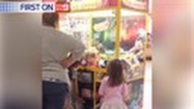 بالفيديو.. طفل يعلق داخل ماكينة هدايا بمركز تسوق في أستراليا