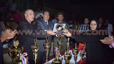 بالصور.. رئيس جامعة سوهاج يهدي درع الجامعة لأسرة الشهيد محمد