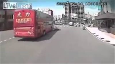 بالفيديو.. امرأة تنجو من الموت بعد أن مرت حافلة على رأسها