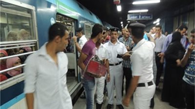 ضبط 121 بائعا متجولا بمحطات القطارات ومترو الأنفاق