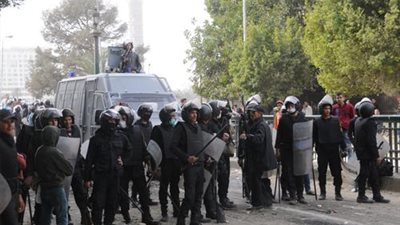 قوات الشرطة تنظم المرور أعلى 