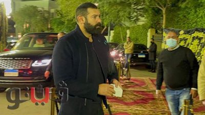 درة وأحمد زاهر وعمرو يوسف يشاركون في عزاء محمد الصغير | فيديو وصور