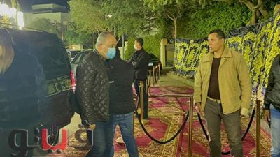 أشرف زكي وإلهام شاهين وليلى علوي يشاركون في عزاء محمد الصغير | فيديو وصور