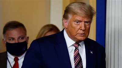 كل الحلفاء خذلوه .. سر انسحاب دفاع ترامب قبل أيام من محاكمته