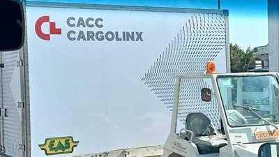 أول صور لوصول لقاحات استرازينيكا لمطار القاهرة