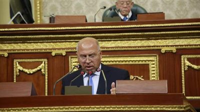 وزير النقل يكشف خطة الانتهاء من القطار السريع وصيانة الجرارات