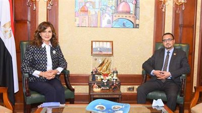 الهجرة تبحث حل أزمة العالقين في سلطنة عمان