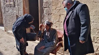 محافظ المنيا يكلف بتوفير الدعم لمسنة ترعى زوجها المريض