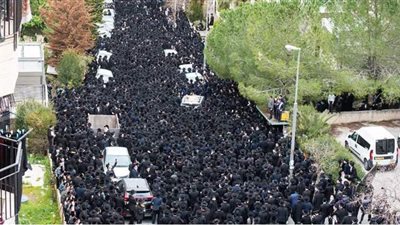 تجاهلوا كورونا.. آلاف الإسرائيليين في جنازة حاخام بالقدس المحتلة