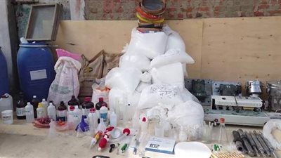 اللقطات الأولى لمداهمة أول مصنع لإنتاج مخدر الكبتاجون | فيديو