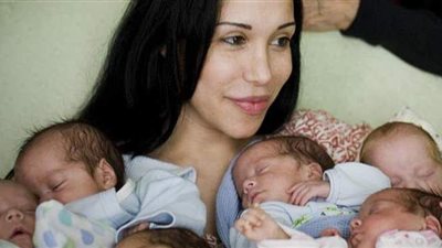 المرأة الأخطبوط.. سيدة تحتفل بعيد ميلاد توائمها الـ 8 | صور