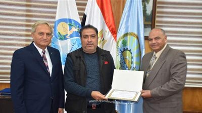 مطار مطروح يكرم رئيس شركة المياه لمواجهة الأمطار