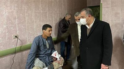 محافظ سوهاج يزور مصابى حادث انقلاب ميكروباص في ترعة | صور