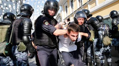 الاتحاد الأوروبي يأسف على الاعتقالات الجماعية ضد المتظاهرين في روسيا