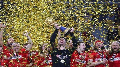 لحظة تتويج الدنمارك بطلا لكأس العالم لكرة اليد 2021 | فيديو