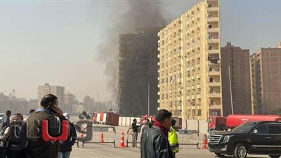 الموظفون يشتكون من تعطل أعمالهم بسبب حريق عقار فيصل| صور