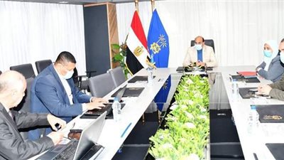 محافظ أسوان يناقش إنشاء مجمع لإنتاج الدواجن والبيض