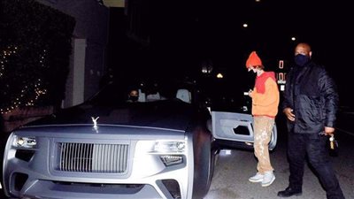 رولز رويس تُخصص سيارتها الكهربائية لـ جاستن بيبر وزوجته هايلي |صور