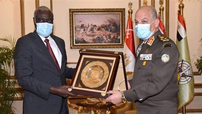 وزير الدفاع  يلتقي رئيس مفوضية الإتحاد الأفريقي لبحث علاقات التعاون المشترك