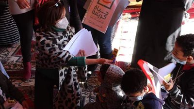 جاكلين عازر تستمع لمطالب سيدات قرى برج العرب