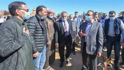 محافظ الإسكندرية يتفقد معدات تطوير القرى