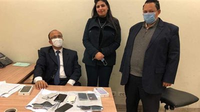 ضبط هواتف وساعات حول جسد راكب في مطار القاهرة
