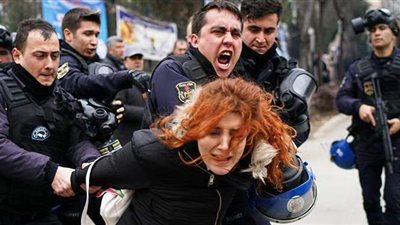 اعتقال 159 تركيًّا نددوا بتعيين أردوغان رئيسًا لإحدى الجامعات | فيديو