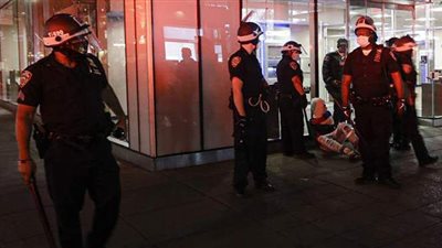 السلطات الأمريكية توقف عناصر شرطة اعتقلوا طفلة سوداء بطريقة مروعة | فيديو وصور