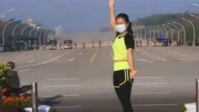 في دنيا تانية خالص.. فتاة تمارس الرياضة دون إدراك بوقوع انقلاب عسكري خلفها | فيديو