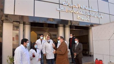 محافظ أسيوط يتفقد سير العمل بمستشفى الحميات ويطمئن على شبكات الأكسجين | فيديو