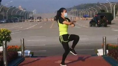 فتاة تمارس الرياضة أمام مدرعات انقلاب ميانمار | فيديو