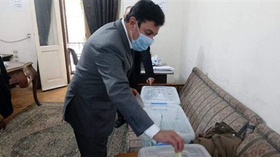نقيب البيطريين يدلي بصوته في انتخابات النقابة الفرعية بالقاهرة