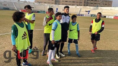 ناشئو غزل المحلة يلتقطون الصور مع لاعبي الزمالك قبل المباراة | صور