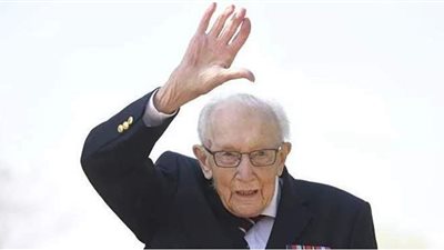 يرحل الطيبون وتبقى سيرتهم.. وفاة محارب بريطاني جمع ملايين لمكافحة كورونا