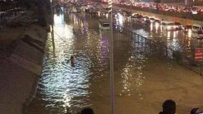 الدفع بـ 6 سيارات لشفط المياه الناتجة عن كسر ماسورة أعلى المحور المركزي