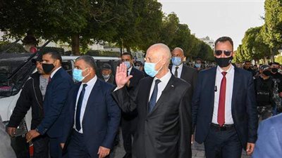 رئيس تونس في جولة وسط العاصمة: لا نقبل كبت الحريات | فيديو