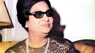 قصة كفاح وصوتها يحمل أحلام أمة بأسرها.. أم كلثوم في عيون الكتاب والمفكرين