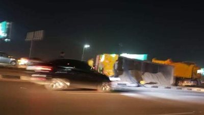 زحام مرورى بسبب انقلاب سيارة نقل بطريق السويس