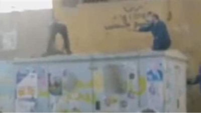 بحيلة ماكرة.. رئيس مباحث ملوي ينقذ مسجل خطر من إشعال النيران في نفسه | فيديو وصور