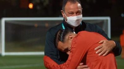 مزاح وعناق وأحضان بين الخطيب وعلي معلول خلال التدريبات | فيديو