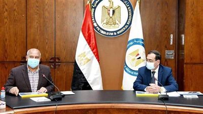 الملا والوزير يبحثان تطوير واستغلال التسهيلات البترولية بموانىء الاسكندرية